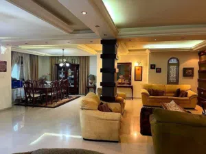 شقة مع مدخل مستقل في عمارة