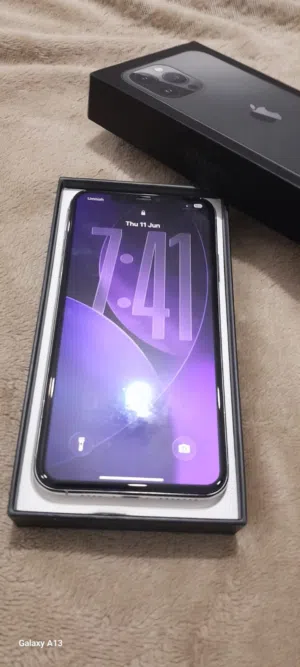 iPhone 11 Pro Max وكالة فش في ولا خدش من انظف الأجهزة وعلى تحدي معاه ملحقاته كاملة ومساحة كبيرة