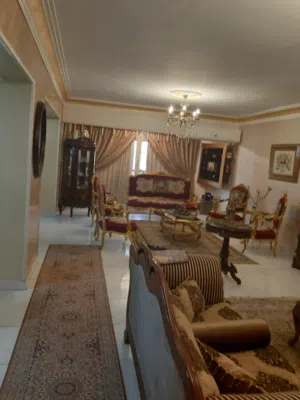 شقه مفروشه أمام السراج مول مكرم عبيد وبجوار التوحيد والنور