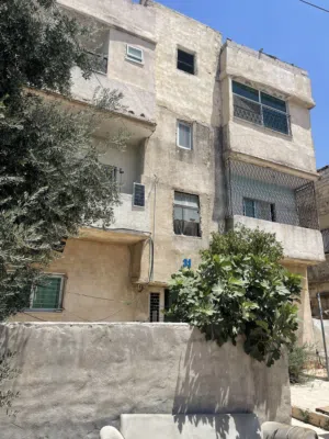 عمارة للبيع في منطقة المقابلين ثلاث طوابق