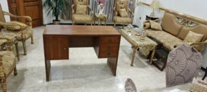 ميز نظيف للدراسه او للحاسبه