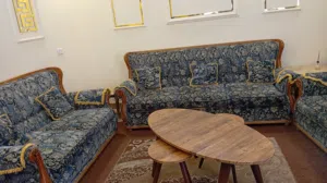 طقم كنب مع طاولات سيراميك وخشب وبرادي