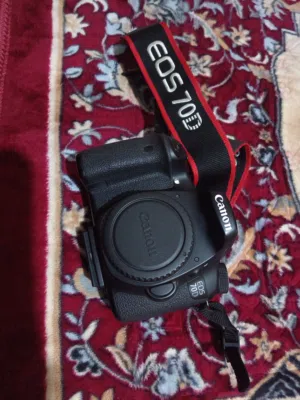 كانون 70d مع عدسة 18_135 mm   وجميع أغراضها، الشاحن والستراب والبطارية وشنتتها.