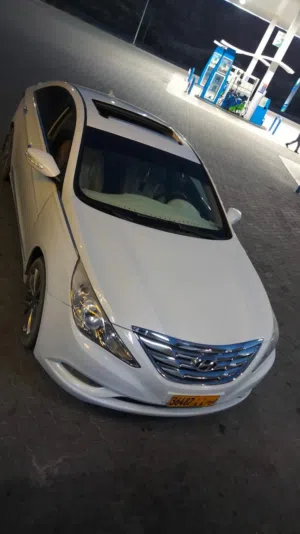 2011 Hyundai Sonata Sedan Hybrid with LED Lights and Comprehensive Insurance