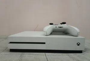 إكس بوكس ون إس مع جهازين