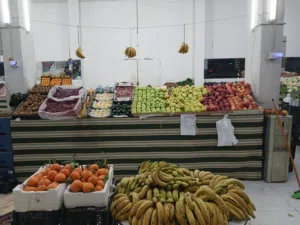 فرش وستاندات محل خضار كامل مع ميزان درج كاش ميزان جديد استعمال 5اشهر محل ستاندات كامل تواصل واتس فقط