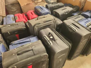 حقائب سفر للبيع كميه كبيره يوجد ديفكت بسيط بالشنطه البيع جمله