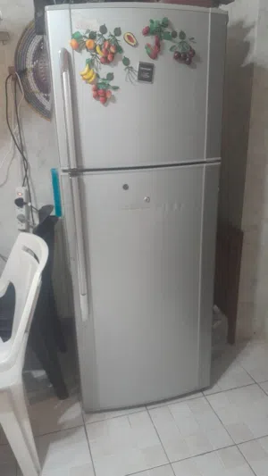 ثلاجه نوع شارب حجم وسط لون سيلفر بحاله ممتازه للبيع المستعجل