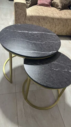 للبيع طقم طاولات صالون (عدد 2) – استخدام أسبوعين فقط طاولات مودرن بلون أسود رخامي مع قاعدة ذهبي مطفي