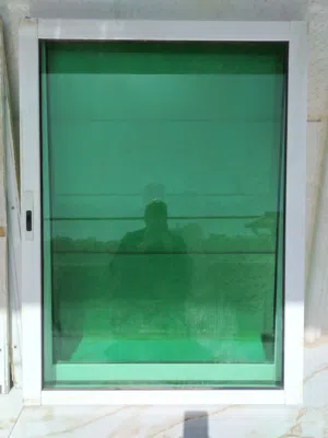 شباك المنيوم ابيض وزجاج فستقي مع الحلق بحاله ممتازه مع الحلق كامل