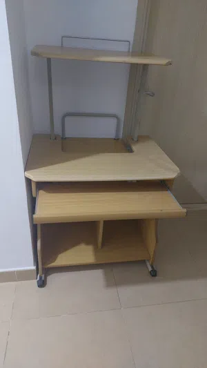 الفجيرة /مكتب وخزانة للبيع بحاله ممتازة
