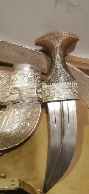 خنجر زرف افريقي اصلي نظيف جدا مع حزام فضه