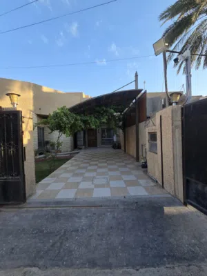 بيت طابقين وحديقة جاهز