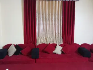 مجلس عربي لون خمري