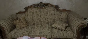 كنب وطقم سفرة غرفة ضيوف مستعمل للبيع