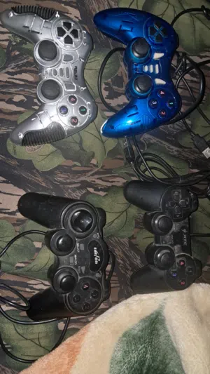 للبيع مجموعة مكونة من 4 أذرع تحكم ألعاب (Controllers) بسعر لقطة للمجموعة كاملة. صدقا لا اعلم فيهم ..