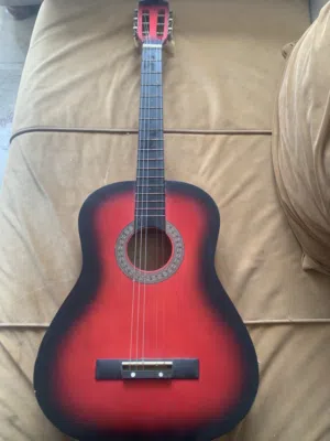 كيتار للبيع شبه جديد مستعمل قليل نضيف مافيه خدوش قابل لتفاوض