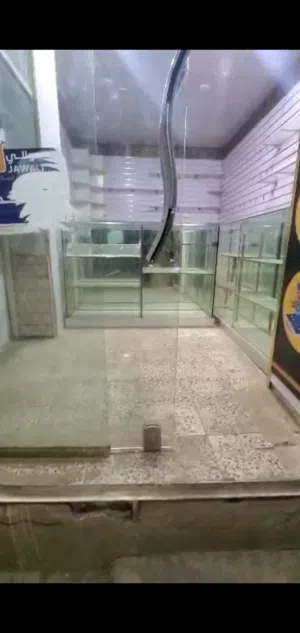 محل للبيع بديكورة موقع استراتيحي على خط رئيسي
