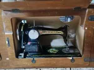 ماكنه خياطه تحفه اثريه قديمه عمرها اكثر من 60 سنة