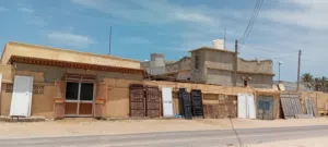 ارض سكنيه وتجاريه بها منازل