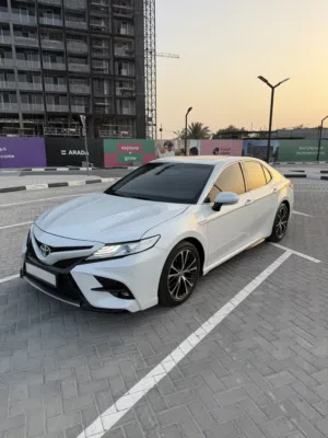 للبيع: تويوتا كامري سبورت V6 سعة 3.5 لتر موديل 2020 - وكالة الفطيم