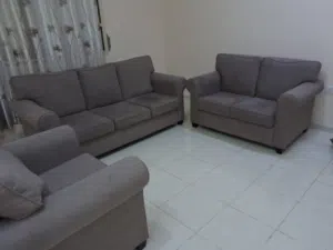 للبيع طقم كنب 6اشخاص بحالة ممتازة منطقة العين الصاروج قديم