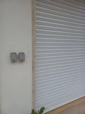 الوسيط لدينا صالة بيهازوز سرانتي كهربائي وبها دورة مياه وغرفه ومطبخ وتلات مكيفات مكان زناته قرب طريق