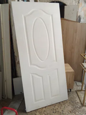 باب خشب حشوة سويد ثقيل بحالة الجديد مع حلق وزرفيل