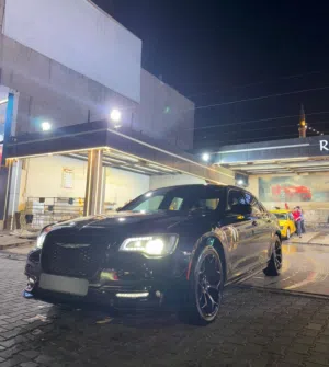 للبيع كليسلر اوباما موديل 2018 حجم 300s فول مواصفات كندي لون اسود رقم شمالي