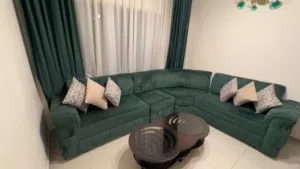 طقم كنب مع طاوله بحاله ممتازه للبيع