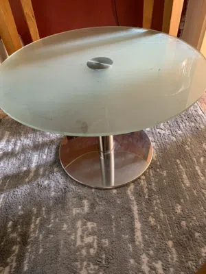 طاولات مستعمله للبيع