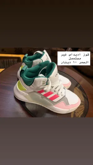 احذية نسائية متنوعة