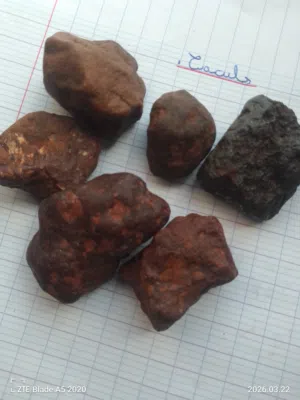 من انذر النيازك القمريه التي لا ينجذب اليها المغناطيس