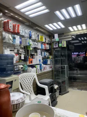 محل كمبيوتر وهواتف للبيع