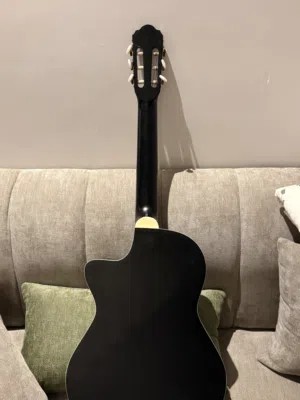 قيتار كلاسيك 120 ريال طول 100سم بحاله جيده سبب البيع عندي غيره