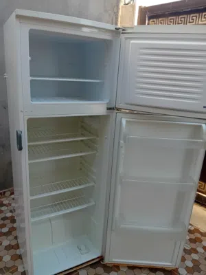 ثلاجة بيكو اللون ابيض شغالة اومرها تمام محرك الدار بإصدار في الباب من تحت كما هي في الصورة