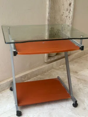 طاولة كمبيوتر مستعملة