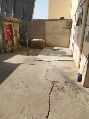 ورشه مفتوحه ع شارع عام  تصلح الجميع للانشطه فيها حمام ومطبخ وغرفه