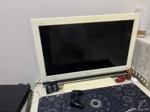 شاشة شارب 32 بوصة نظيفة جدا للبيع مع ريموت وقاعدة