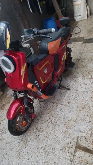 للبيع دراجة اخو الجديد سعرها450وبيها مجال للطيبين وياها سلة ومرايات
