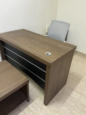 طاولة مكتبية نظيفة جدا إستخدام بسيط