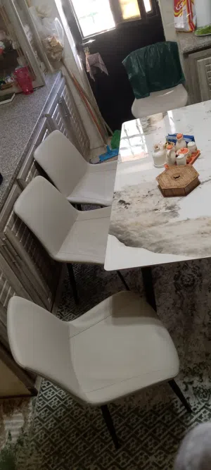 طاولة سفرة بورسلان مع 6 كراسي بحال الجديد