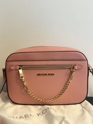 شنطة وردية مايكل كورس للبيع (حالة جدا ممتازة)