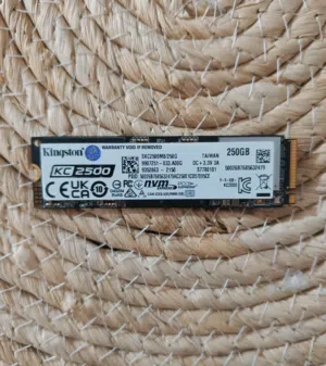 هارديسك ssd250 نوع كنجستون هلثي 100% بسعر 30 لتواصل على الرقم وشكرا يوجد خدمة توصيل