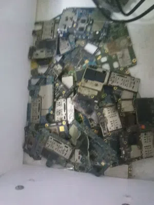 We buy damaged internal circuit boards for mobile phones by the kilo at the highest prices. Contact