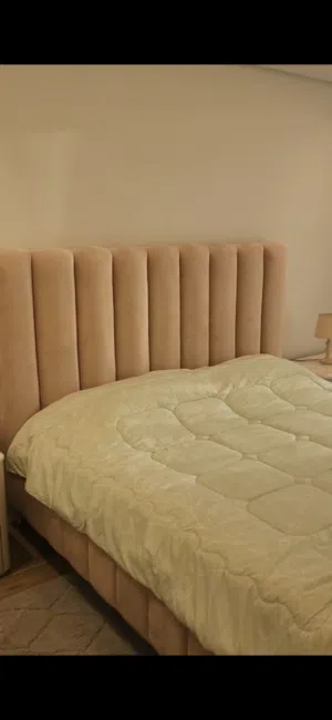 عدد 2 سرير بحاله ممتازة مع 4 كمودينو