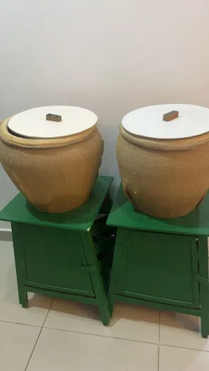 للبيع حب مع طاولته