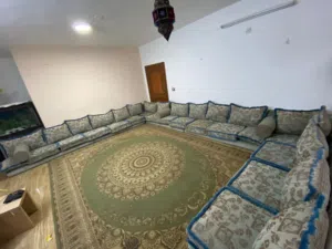 جلسه خليجيه تفصيل بنقعد عليها على جهتين يعني باعتبار طقمين