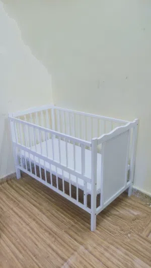 سرير طفل خشبي