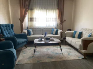 طقم كنب مع طاولات مع سجاده مع برادي ثنتين